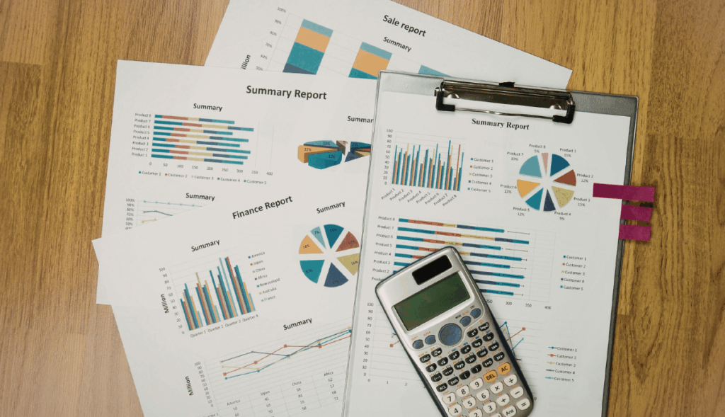 Calculadora e relatórios com gráficos, ilustrando o cálculo do valor das horas de formação (salário, valor/hora e total) em Portugal