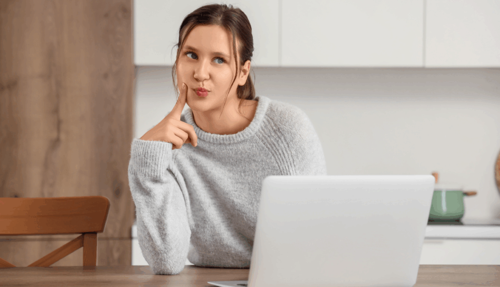 Pessoa a planear formação no portátil, ilustrando a gestão das 40 horas anuais e o planeamento de formação na empresa